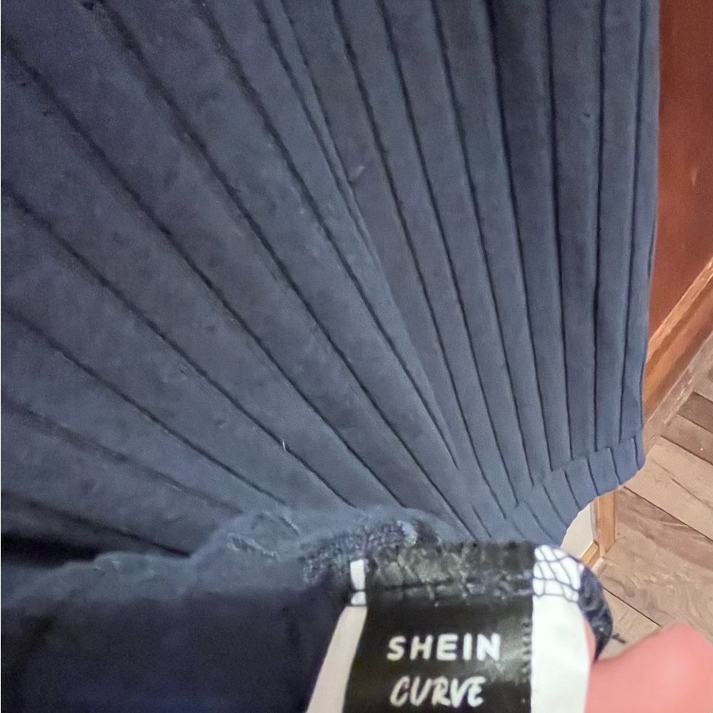 SHEIN Curve Navy Ribbed Top - Picture 3 of 3